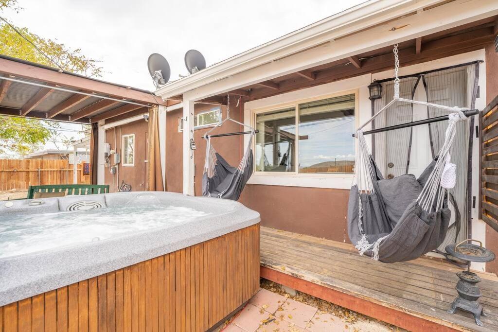 Palm Vista Retreat *Hot Tub/Cowboy Pool/Hammocks* Villa Joshua Tree Buitenkant foto