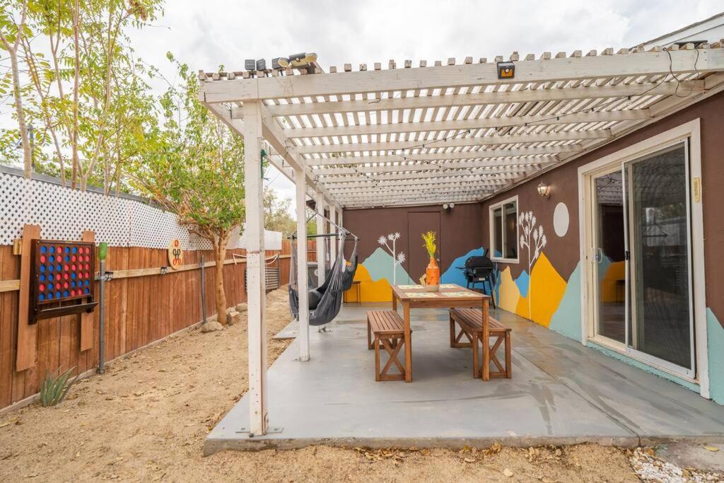 Palm Vista Retreat *Hot Tub/Cowboy Pool/Hammocks* Villa Joshua Tree Buitenkant foto