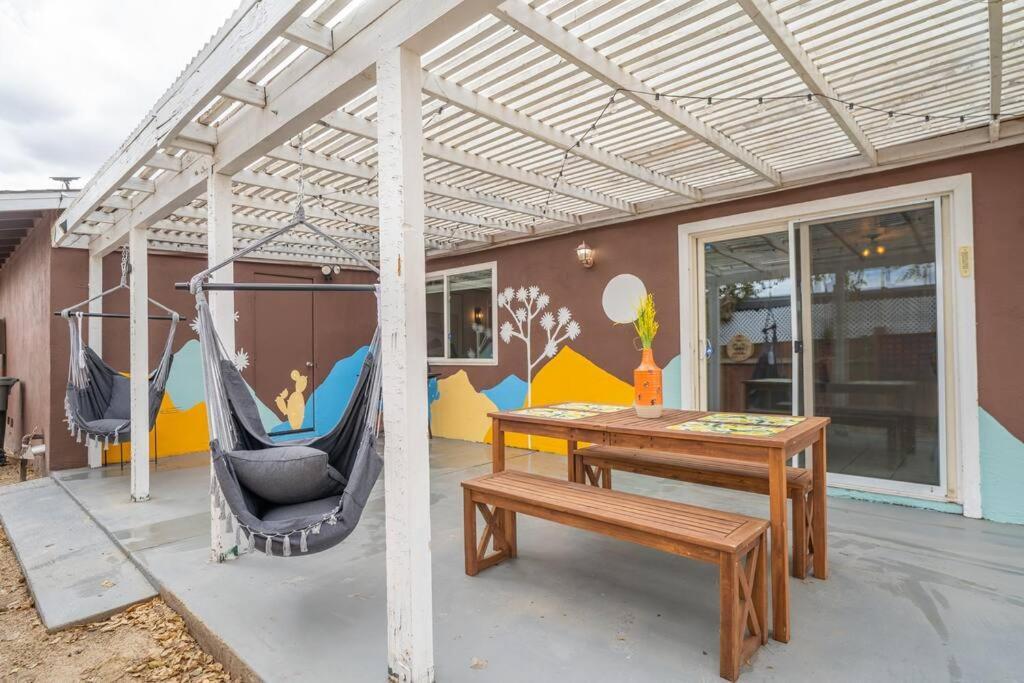 Palm Vista Retreat *Hot Tub/Cowboy Pool/Hammocks* Villa Joshua Tree Buitenkant foto