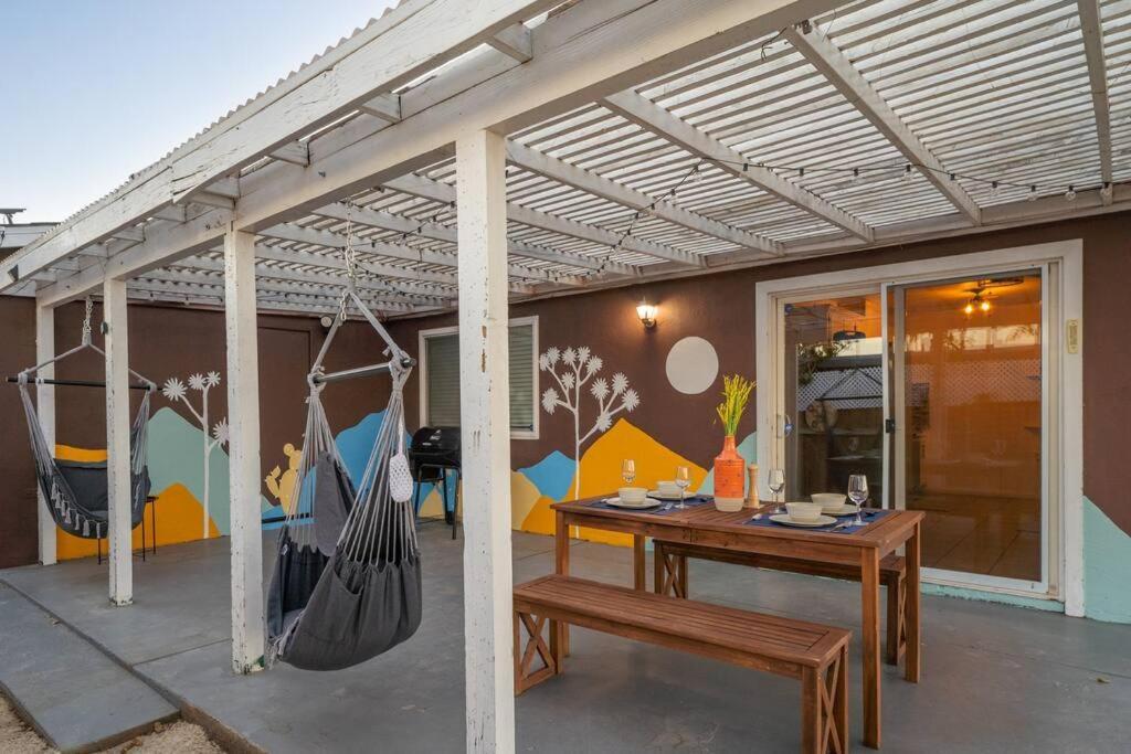 Palm Vista Retreat *Hot Tub/Cowboy Pool/Hammocks* Villa Joshua Tree Buitenkant foto