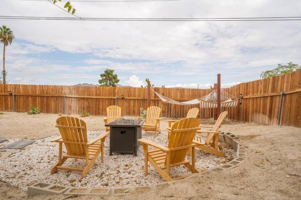 Palm Vista Retreat *Hot Tub/Cowboy Pool/Hammocks* Villa Joshua Tree Buitenkant foto