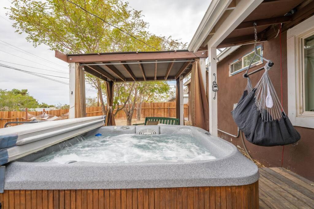 Palm Vista Retreat *Hot Tub/Cowboy Pool/Hammocks* Villa Joshua Tree Buitenkant foto