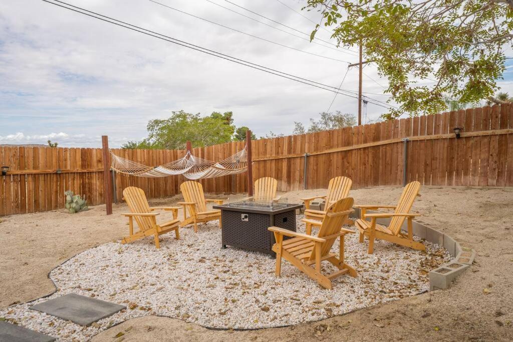 Palm Vista Retreat *Hot Tub/Cowboy Pool/Hammocks* Villa Joshua Tree Buitenkant foto